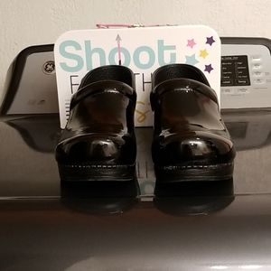 Patent leather Danskos
